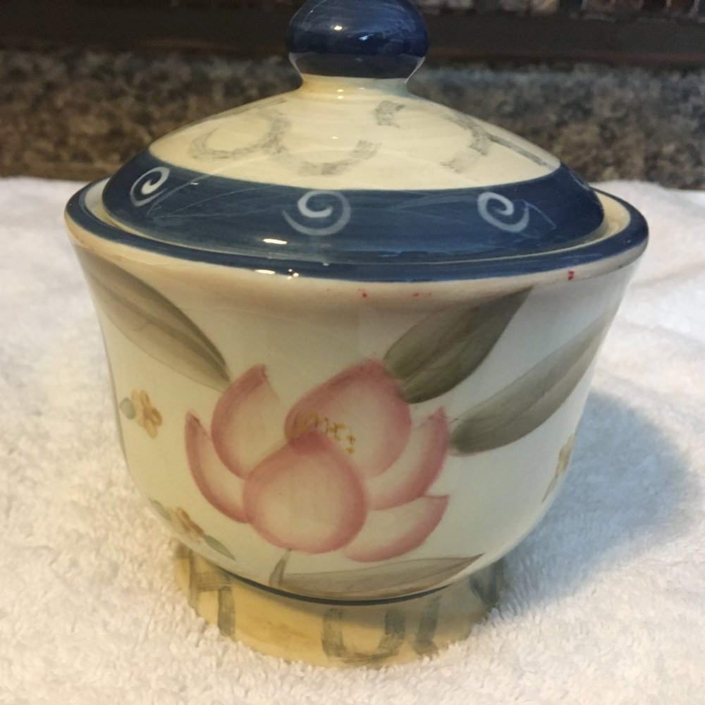 Home Interior flower vase with lid